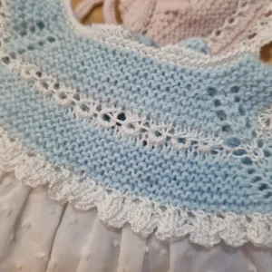 Conjunto compuesto por faldon, culotte, capota y patucos para reborn de 42 cm punto azul, blanco